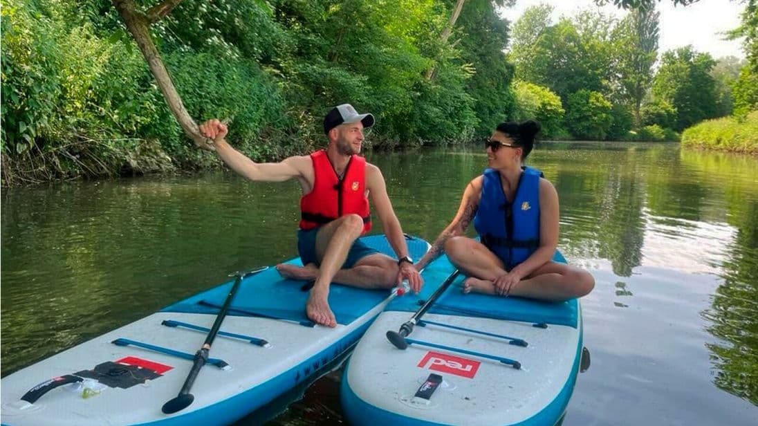 Schreiner Dominik trifft sich mit seinem Date zum Stand-Up-Paddling.