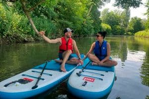 Schreiner Dominik trifft sich mit seinem Date zum Stand-Up-Paddling.