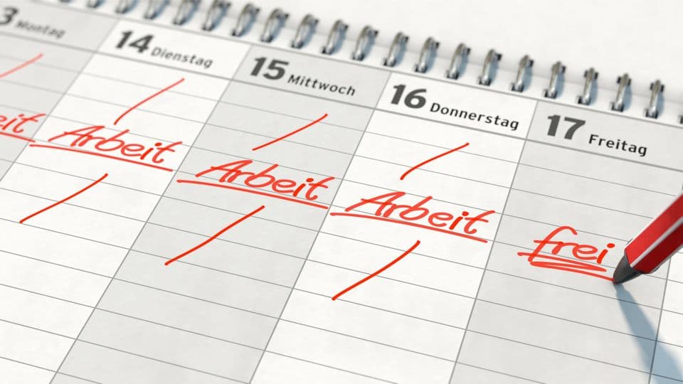 Vier Tage arbeiten, drei Tage frei: 45 deutsche Unternehmen testen die 4-Tage-Woche aktuell im Rahmen einer Studie.
