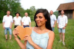 Ob einer der Handwerker bei der Dating-Show „Stadt + Land = Liebe" seine Traumfrau findet, ist im SWR und  in der ARD Mediathek zu sehen.