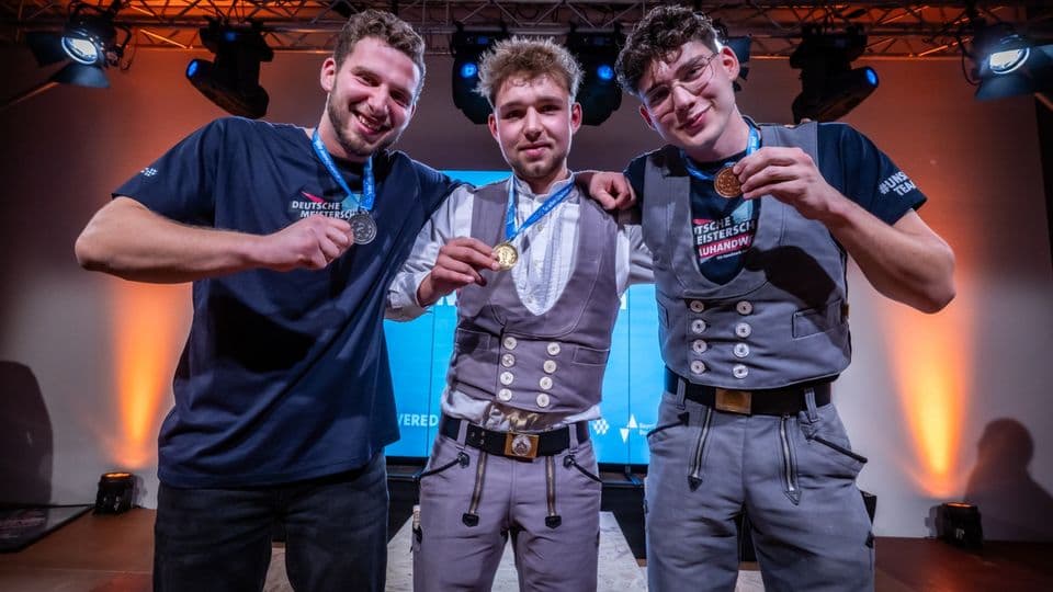Bei der Deutschen Meisterschaft im Bauhandwerk 2025 traten die Landessieger aus neun Gewerken an. Die drei bestplatzierten Maurer : Julius Birkler, Mitchel Immen und Lennert-Louis Stern (v. l. n. r.).