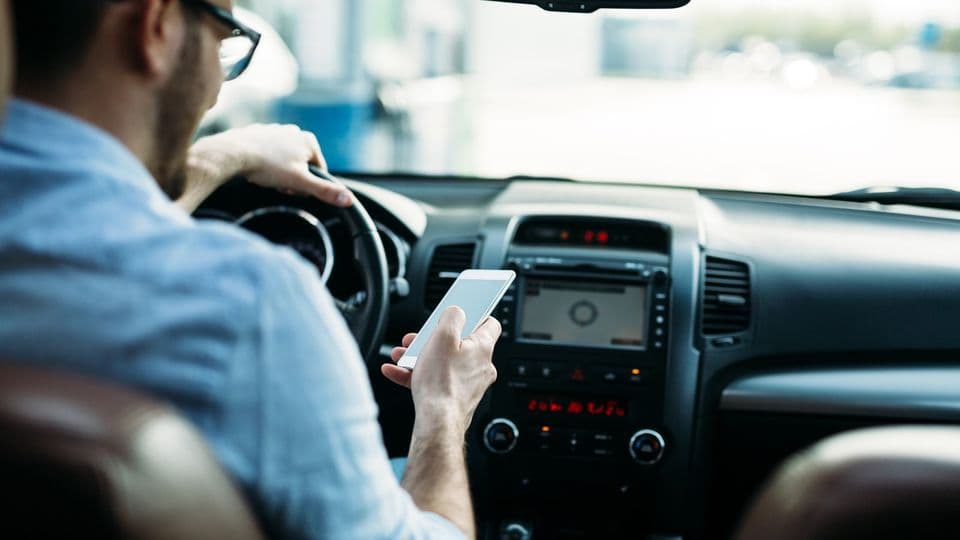 Mit dem Handy am Steuer erwischt: Oft ist dann ein Bußgeld fällig!