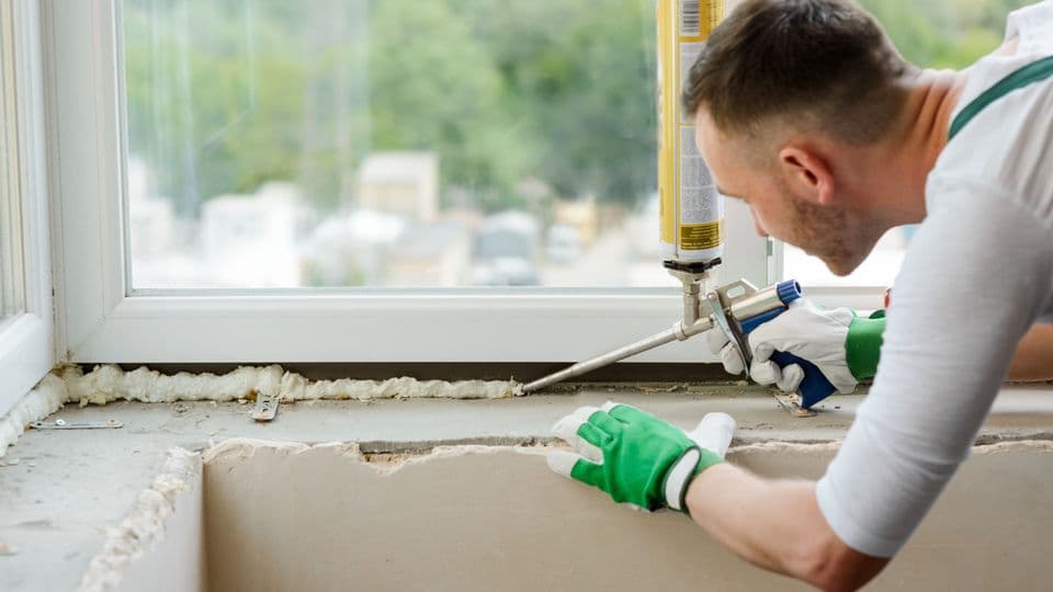 Erst eingebaut, dann das defekte Fenster wieder ausgebaut und ein neues montiert: Eine neue Broschüre verrät, was in solchen Fällen für den Ein- und Ausbau entsteht.