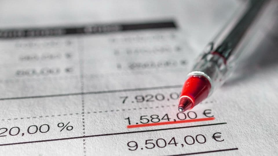 Kunde kürzt den Werklohn bei Stundenlohnarbeiten, weil diverse Angaben auf den Stundenzetteln fehlen. Zu Recht, sagt ein Gericht.