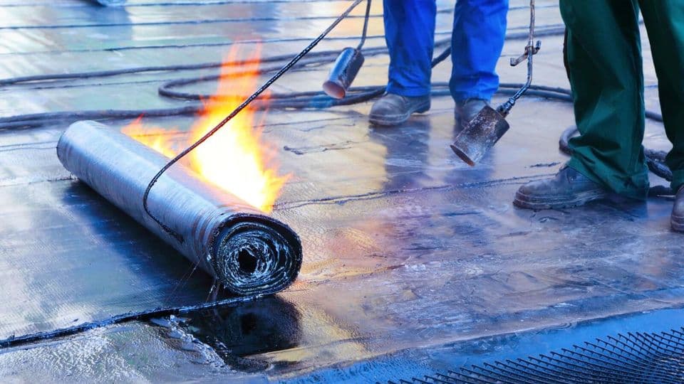Nach Arbeiten mit dem Schweißbrenner bricht ein Feuer am Dachstuhl aus: Zwei Dachdecker müssen dafür laut einem Urteil aber nicht haften.