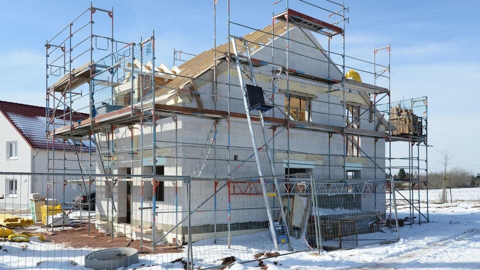 Wenn die Bauarbeiten wegen Schnee und Eis im Winter gestoppt werden müssen, haben Betrieb nicht automatisch Anspruch auf Bauzeitverlängerung.