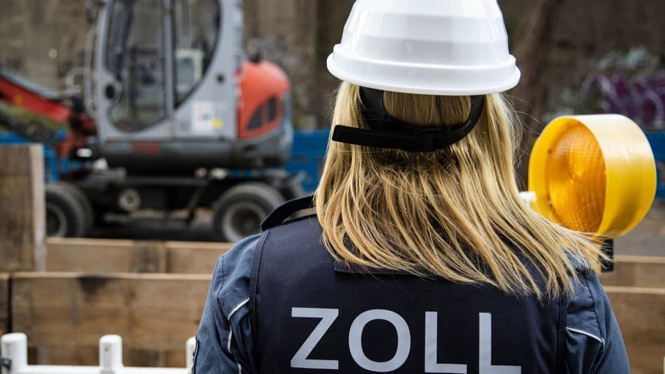 Die Baubranche im Visier: Zoll- und Steuerfahnder haben in Niedersachsen und Bayern wegen mutmaßlicher Schwarzarbeit ermittelt.