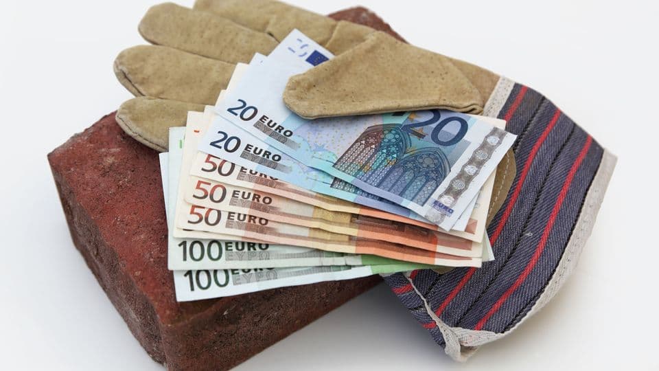 Tarifvertrag allgemeinverbindlich: Die Wegezeitentschädigung, die es seit 1. Januar 2023 im Baugewerbe gibt, müssen jetzt alle Betriebe an ihre Mitarbeitenden zahlen.