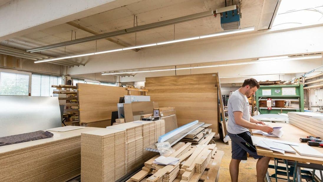 Jede Menge Holz. Ein Erfolgsfaktor des Unternehmens ist, dass es Aufträge je nach Auslastung in ganz unterschiedlichen Fertigungstiefen erledigt.