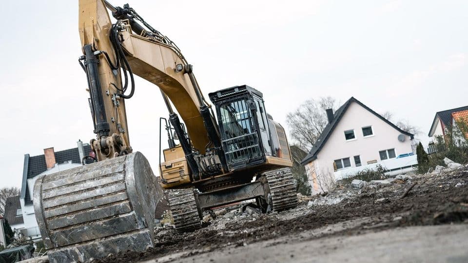 Wütend über ausstehende Zahlungen: Deswegen hat ein Bauunternehmer den eigenen Neubau mit einem Bagger beschädigt.