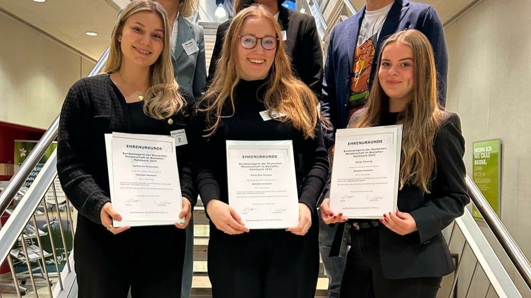 Viel Feingefühl haben die Bestatterinnen Katharina Neusiedler, Mona May Hansen und Sonja Tönsing (v. l. n. r.) bewiesen.