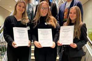 Viel Feingefühl haben die Bestatterinnen Katharina Neusiedler, Mona May Hansen und Sonja Tönsing (v. l. n. r.) bewiesen.