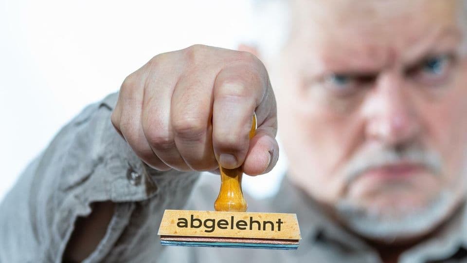 Keine Berufsunfähigkeitsrente gibt es nach der Umschulung, wenn die neue Tätigkeit bezüglich Qualifikation, Einkommen und sozialer Wertschätzung vergleichbar ist.