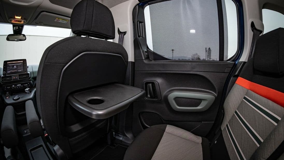Autobahn-Picknick: Auf der Rückbank des Pkw-Modells können Tabletts ausgeklappt werden, um die Bestellung aus dem Schnellrestaurant bequem hinter Sonnenschutzrollos zu verzehren.