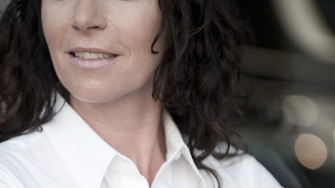 Telefontrainerin Claudia Fischer warnt vor Stolperfallen am Telefon, wie versteckte Lügen in Form von falschen Versprechungen.