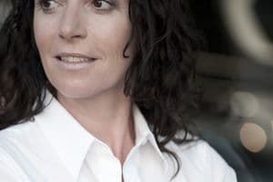 Telefontrainerin Claudia Fischer warnt vor Stolperfallen am Telefon, wie versteckte Lügen in Form von falschen Versprechungen.