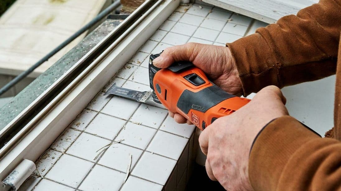 Der Werkzeugaufsatz lässt sich in verschiedenen Winkeln anbringen, um je nach Bausituation optimal arbeiten zu können.