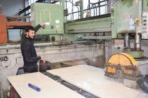 Die Steinsäge ist alt, ein Neukauf geplant. Doch noch tut sie ihren Dienst und bringt Geld ein, dass der Betrieb investieren kann.