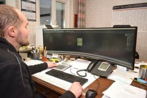Die Arbeitsplätze im Büro haben die Handwerker bereits aufgerüstet, um die Büroarbeit zu erleichtern.