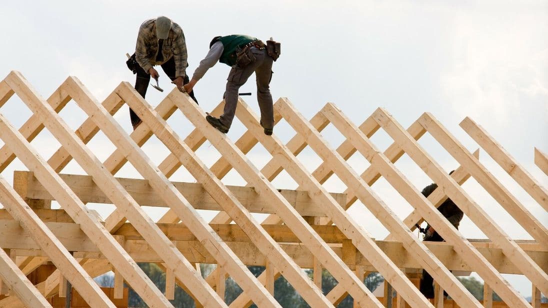 Dachdecker arbeitet auf einem Dachstuhl