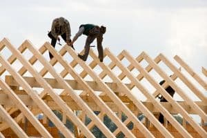 Dachdecker arbeitet auf einem Dachstuhl
