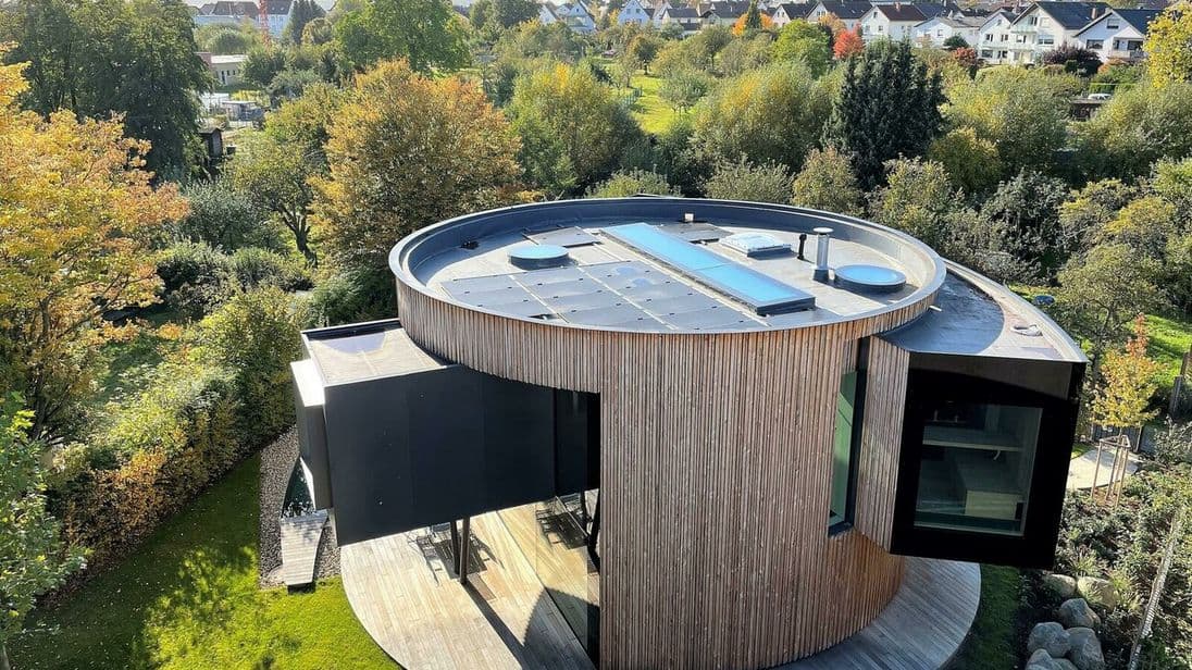 Die großen Fenster sorgen für viel Licht im Inneren des Drehhauses.