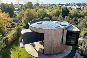 Die großen Fenster sorgen für viel Licht im Inneren des Drehhauses.