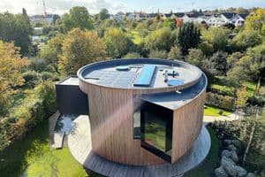 Auf dem Dach hat der Unternehmer eine Solaranlage montiert. Den erzeugten Strom nutzt er für Energie, die im Haus benötigt wird.