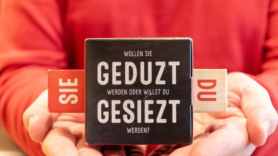 Wenn sie wenigstens fragen würden! Unerwünschtes Duzen können Sie höflich zurückweisen, indem Sie beim Sie bleiben.