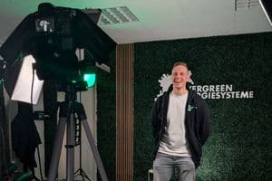 Technik hilft bei langen Erklär-Videos Igor Lang, Geschäftsführer von Evergreen Energiesysteme, nutzt den Teleprompter auf der Kamera..
