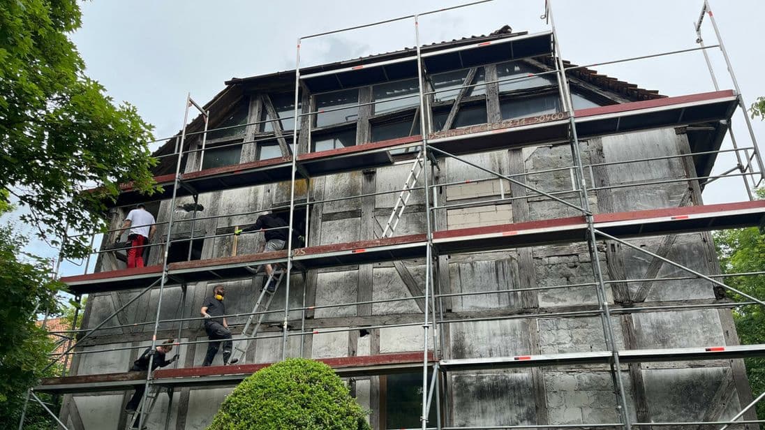 Die Fassade dieses etwa 260 Jahre alten Fachwerkhauses hat das Team 2025 begonnen zu sanieren, im Frühjahr 2026 geht es weiter.