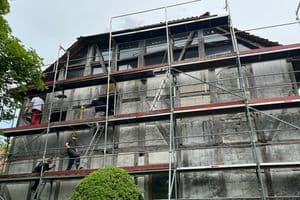 Die Fassade dieses etwa 260 Jahre alten Fachwerkhauses hat das Team 2025 begonnen zu sanieren, im Frühjahr 2026 geht es weiter.