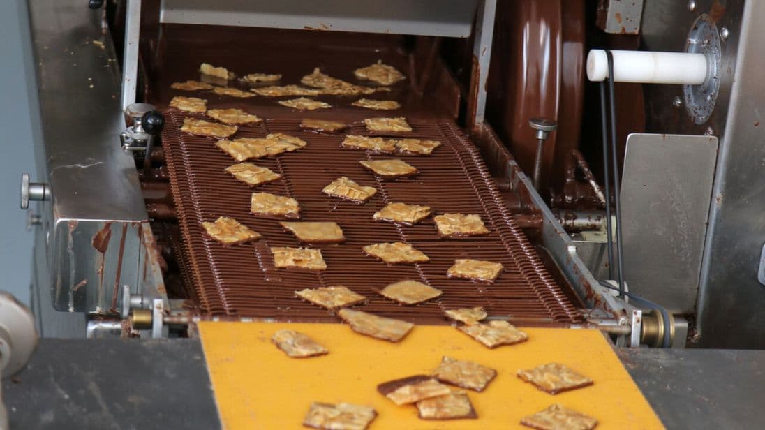 Mini-Florentiner mit Zartbitterschokolade: Ein beliebtes Produkt in der Keks-Theke der Konditorei Mangold.
