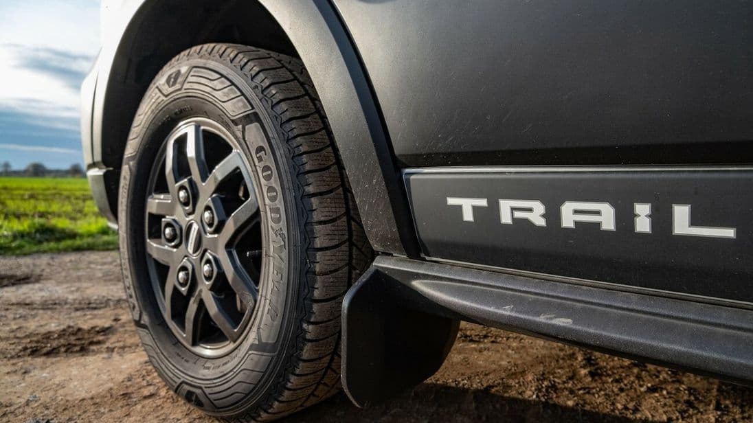 Freizeitkleidung: Der Trail-Schriftzug will mit Offroad-Qualitäten in Verbindung gebracht werden.