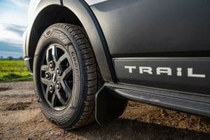 Freizeitkleidung: Der Trail-Schriftzug will mit Offroad-Qualitäten in Verbindung gebracht werden.