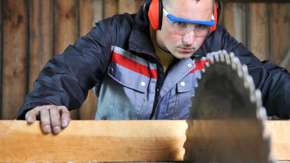 Arbeitsschutz in der Tischlerei: Ein Schreinermeister berichtet von seinen Maßnahmen.