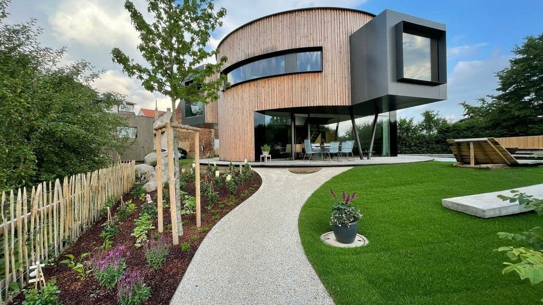 Blick auf den freischwebenden Teil des Drehhauses und den Garten.