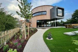 Blick auf den freischwebenden Teil des Drehhauses und den Garten.