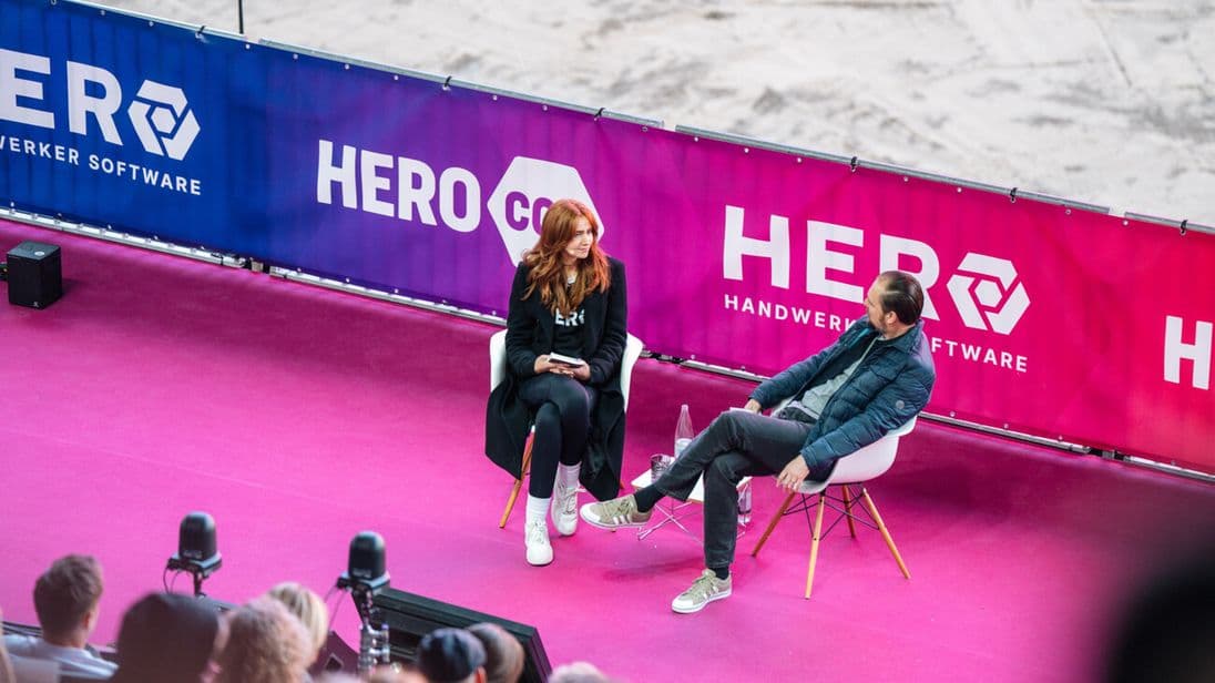 Eines der Programm-Highlights im vergangenen Jahr war die Buchvorstellung von Sandra Hunke – hier auf der Bühne im Interview mit  Patrick Neumann.