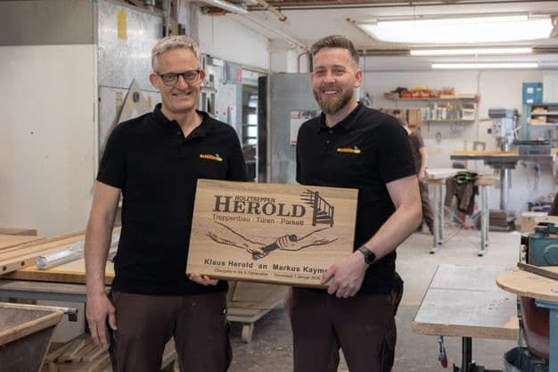 Klaus Herold und Markus Kaymer mit einem Schild.