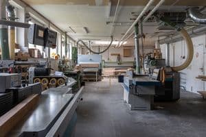 Die leere Werkstatt ohne CNC-Maschiene. 