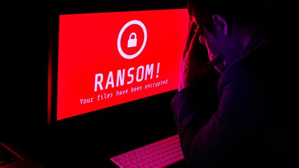 Updates und Sicherheitspatches vergessen? Ein Hacker hat das genutzt, um Kundendaten abzugreifen und auch deren Systeme zu verschlüsseln.