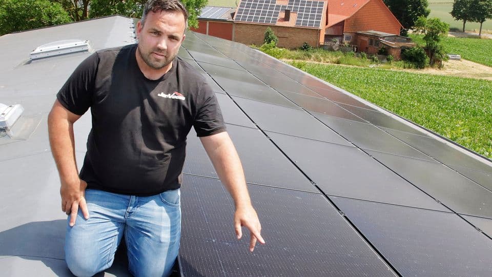 Welches Fachwissen ist nötig, um eine Photovoltaik-Anlage aufs Dach zu bringen? Es gehe um die Statik des Dachstuhls und den Zustand der Dachabdeckung, sagt Dachdeckermeister Jan Voges. Wer das nicht beachtet, müsse mit Problemen rechnen.