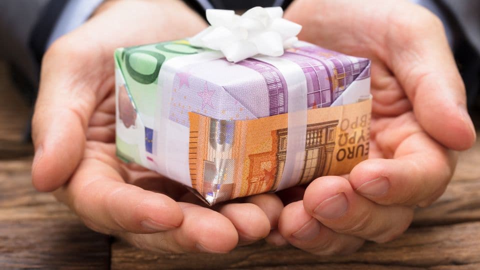 Grundbedingung für Kettenschenkungen: Der Beschenkte muss über das Geschenk frei verfügen und selbst entscheiden können, ob er es an jemand anderen weiterschenkt.