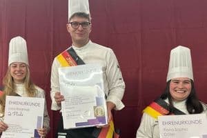 Stolz auf ihren Sieg: Lara Riedmair, Benedikt Hardieß und Fiona Sophia Döhler (v. l. n. r.) sind Deutschlands beste Konditoren.