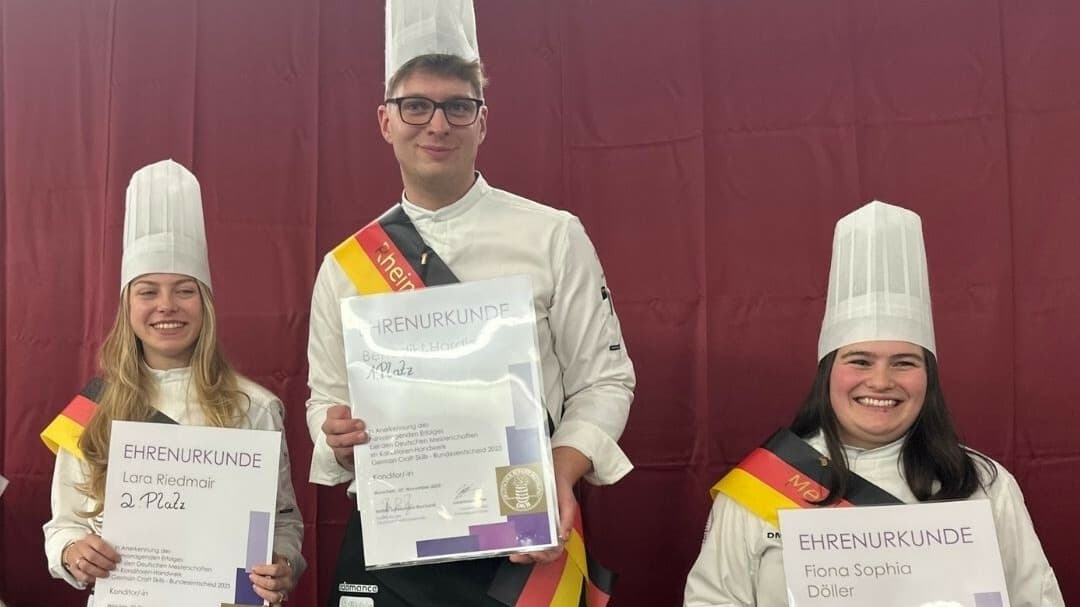 Stolz auf ihren Sieg: Lara Riedmair, Benedikt Hardieß und Fiona Sophia Döhler (v. l. n. r.) sind Deutschlands beste Konditoren.