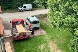 Wichtige Arbeitserleichterung: Der Kran hebt schwere Lasten und nimmt dem Team Arbeit ab.