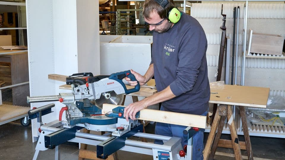 Bosch GCM 18V-216: Akku-Kappsäge im Härtetest