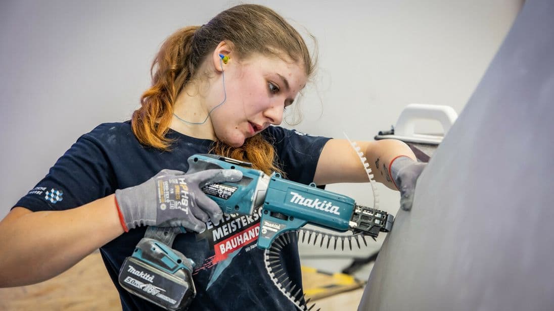 Deutsche Meisterschaft Bauhandwerk 2025 in Feuchtwangen: Leya Jungermann bei der Stuckateur-Arbeit mit dem Akkuschrauber.
