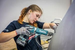 Deutsche Meisterschaft Bauhandwerk 2025 in Feuchtwangen: Leya Jungermann bei der Stuckateur-Arbeit mit dem Akkuschrauber.